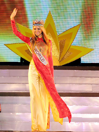 Hoa hậu Thế giới 2008 Ksenia Sukhinova duyên dáng trong tà áo dài.